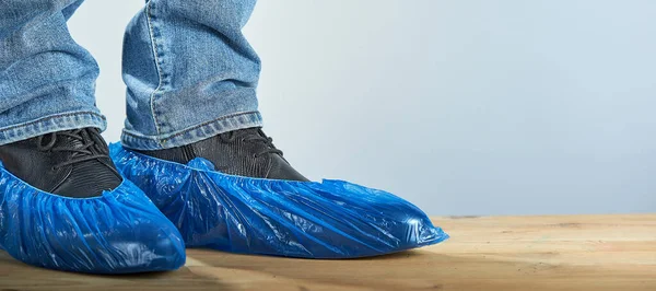 Tiro Horizontal Las Piernas Los Hombres Fundas Zapatos Azules Usadas — Foto de Stock
