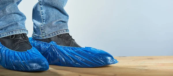 Horizontale Opname Van Mannenbenen Blauwe Schoenhoezen Gedragen Klassieke Schoenen Grijze — Stockfoto