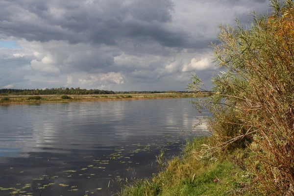 Wieczór nad rzeką — Zdjęcie stockowe