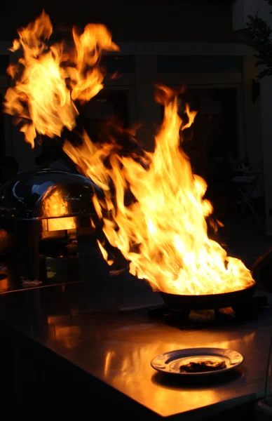 Yangın gaz yanığı demir tava pişirme — Stok fotoğraf