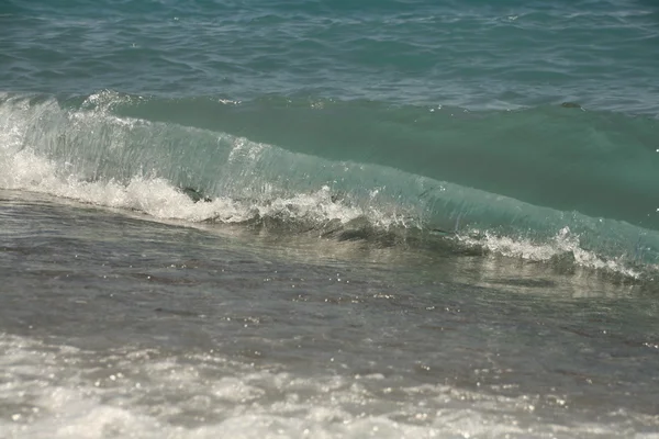 カラフルで丸い小石のビーチ — ストック写真