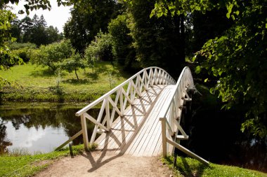 Küçük dere üzerinde yaya köprüsü
