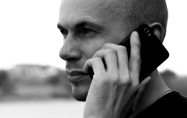 Telefonda konuşan adam.