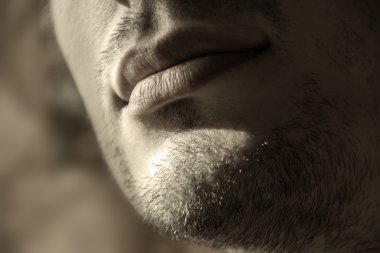 tıraşsız genç adam