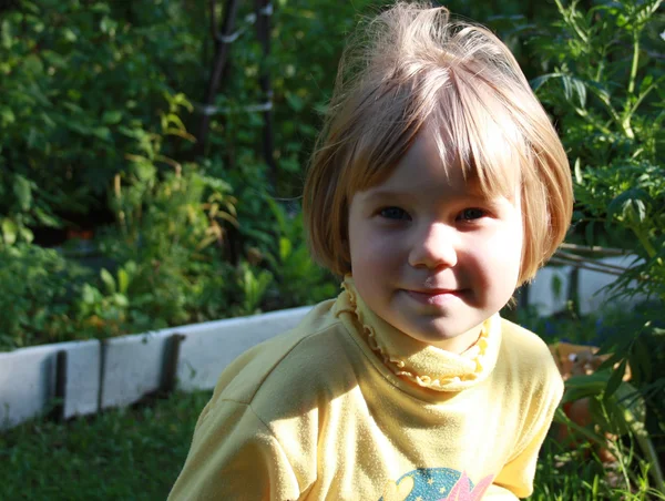 Portret van een gelukkig meisje in het park — Stockfoto