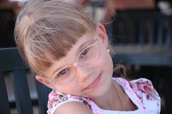 Souriant petite fille blonde avec des lunettes — Photo
