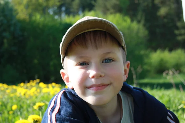 Garçon souriant aux yeux bleus regardant la caméra — Photo