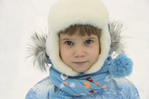 Retrato de invierno de niña adorable en ropa de abrigo —  Fotos de Stock