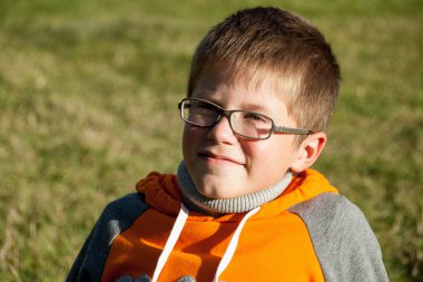 Gülümseyen bir çocuğun portresi