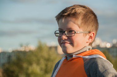 Gülümseyen bir çocuğun portresi