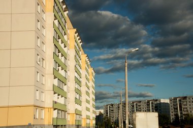 daireli ev mavi gökyüzü arka plan üzerinde