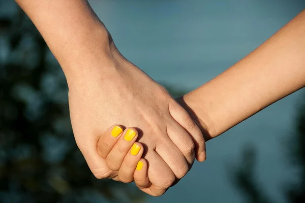 The mother holds the hand of his daughter — Stock Photo, Image