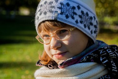 Gözlüklü genç kadın.