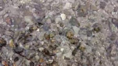 küçük hızlı akış