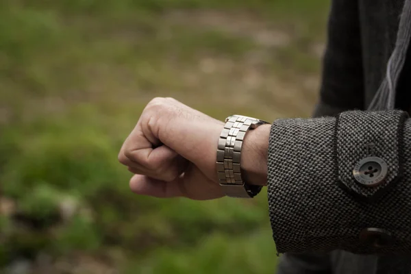 Primer plano del reloj y la mano — Foto de Stock