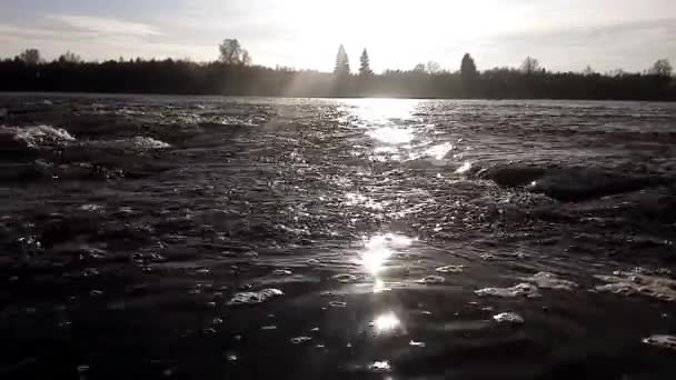 Φθινόπωρο ποταμού στον ουρανό και τον ήλιο — Αρχείο Βίντεο