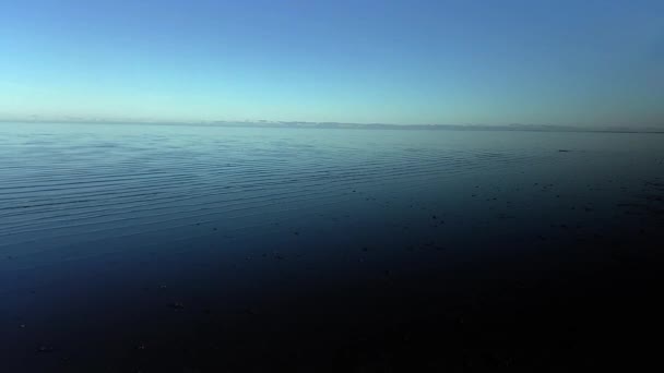 Lago azul contra o céu — Vídeo de Stock
