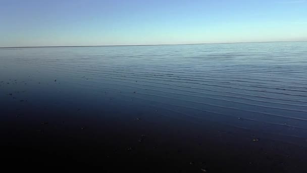 Lago azul contra o céu — Vídeo de Stock