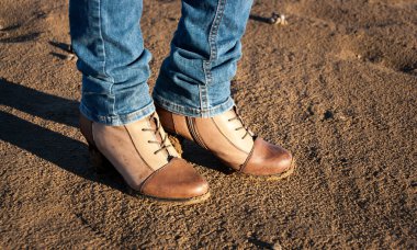 Bacak üzerinde sonbahar Çizmeli kavramsal görüntü