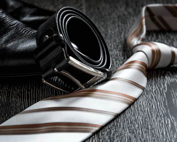 Pulseira de bota de couro preto e gravata — Fotografia de Stock