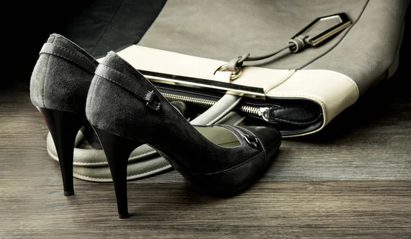 Paire de chaussures et sac à main femme isolé sur une noire — Photo