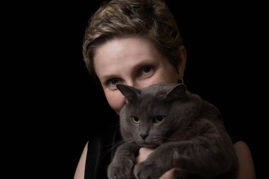 onu kedi ile genç ve güzel kadın