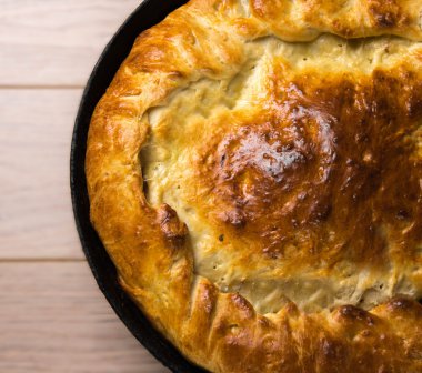 ahşap masa arka plan üzerinde ev yapımı yuvarlak pasta