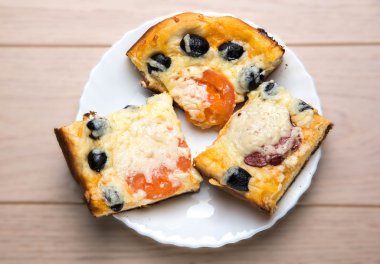 Ev yapımı pizza jambon peynir zeytin domates ahşap tablo 