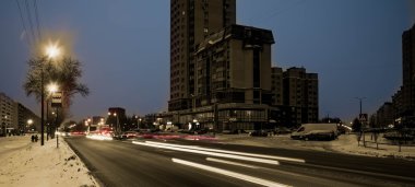 gece şehir aracılığıyla ışık ile hareketli araba