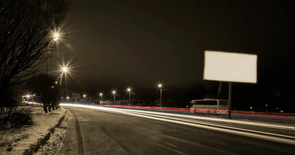 在夜间通过城市移动有灯光的汽车 — 图库照片