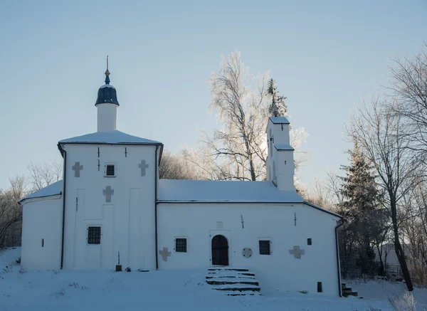 Igreja na colina no fundo de uma paisagem de inverno — Fotografia de Stock