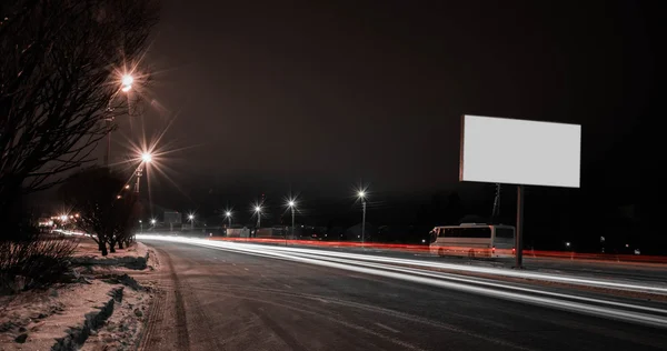 在夜间通过城市移动有灯光的汽车 — 图库照片