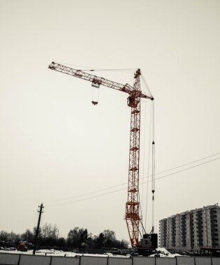 gökyüzü arka plan üzerinde kışın sarı vinç