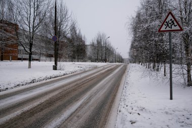 Arka plan ağaç boş kasaba karla kaplı yolda