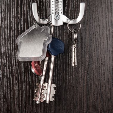 Anahtarları ve ev şeklinde Anahtarlık ahşap arka plan üzerinde