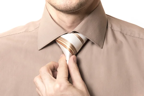 Homme d'affaires redresse sa cravate gros plan sur fond blanc — Photo