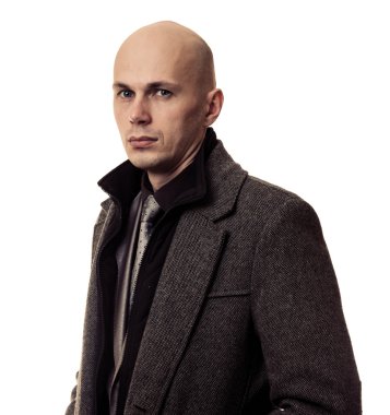 Beyaz arka plan üzerinde izole paltolu işadamı