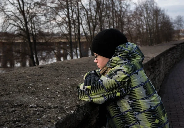 Üzgün çocuk nehirde seyir