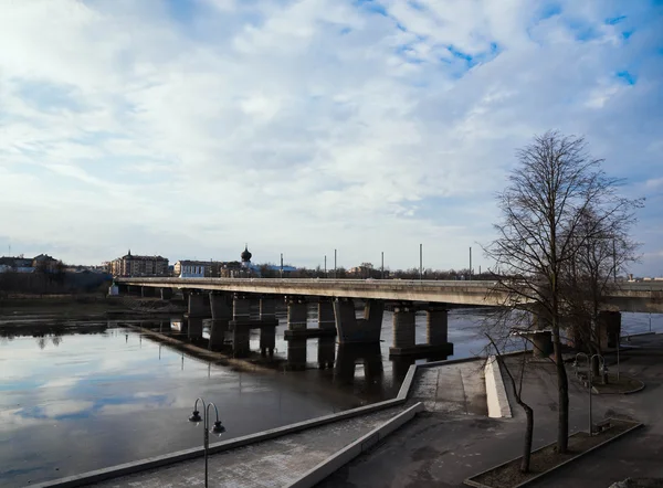 Pskov, Velikaya Nehri üzerinde köprü — Stok fotoğraf