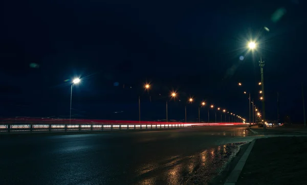 移动的汽车与模糊的光通过城市的夜晚 — 图库照片