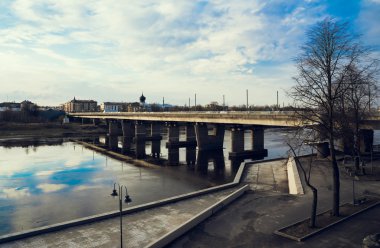 Gökyüzü yansıtma Pskov, Velikaya Nehri Köprüsü