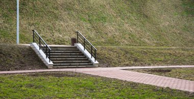 merdiven parkta yeşil zemin üzerine