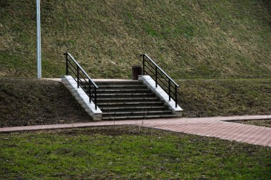 merdiven parkta yeşil zemin üzerine