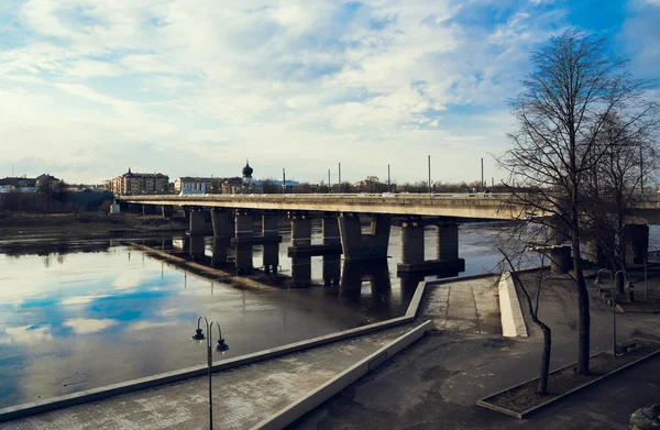 Pskov, ponte sul fiume Velikaya, cielo specchiante — Foto Stock