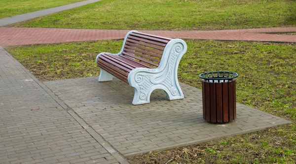 Banco de madeira vazio no parque da cidade — Fotografia de Stock