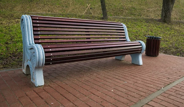 Banco de madeira vazio no parque da cidade — Fotografia de Stock