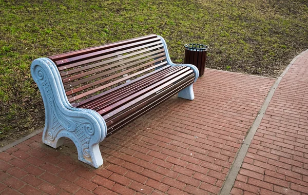 Banco de madeira vazio no parque da cidade — Fotografia de Stock