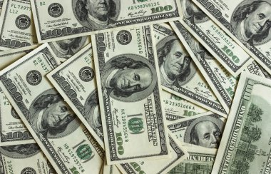 Arka plan doku banknotlar yüz dolarlık banknottan bir tablo üzerinde dağınık