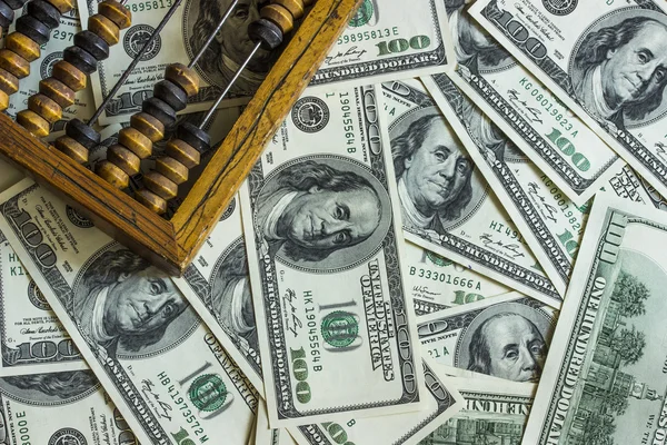 Bir tablo ve eski bir ahşap abacus banknotlar yüz dolarlık banknottan arka plan dokusu dağınık