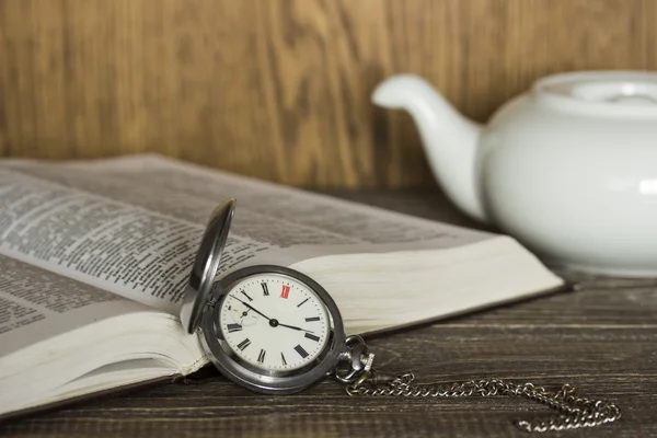 오픈도 서는 체인과 화이트 세라믹 찻주전자와 오래 된 빈티지 포켓 시계 거짓말. 초점은 시계 — 스톡 사진
